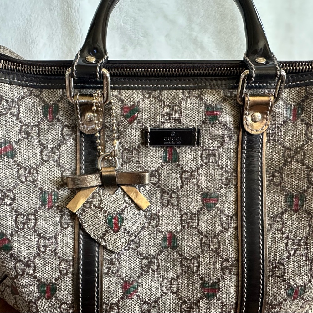 Gucci LIMITED EDITION Supreme Tattoo Joy Boston with Red and Green Hearts